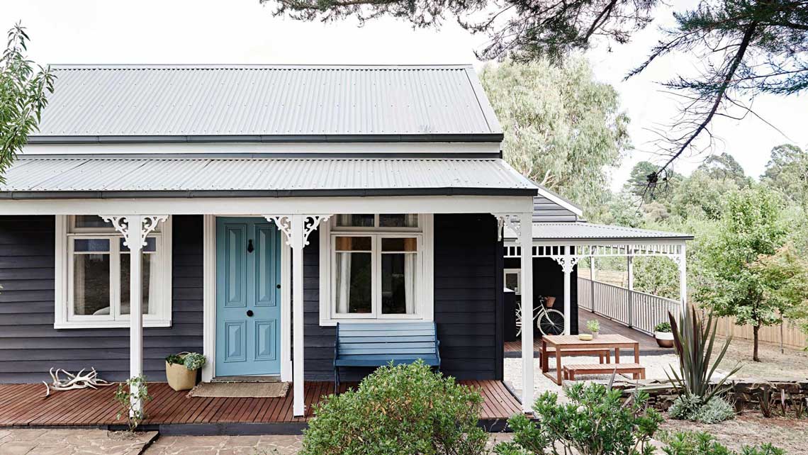 InsideOut-cottage-exterior colours-daylesford